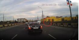 В Пскове на видеорегистратор попали кадры, как с моста А.Невского прыгает в реку человек