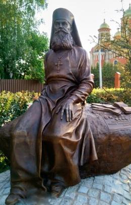 Архимандриту Алипию (Воронову), реставратору и художнику, который поднимал из руин Псково-Печерский монастырь, открыли памятник в Домодедово 