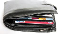 Сотрудница магазина воспользовалась чужим забытым кошельком