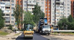 На улице Алтаева в Пскове идет укладка асфальта