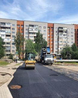 На улице Алтаева в Пскове идет укладка асфальта
