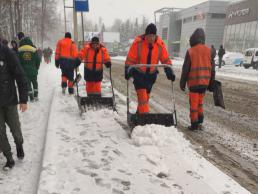 Около 30 единиц техники задействованы в уборке Пскова от снега