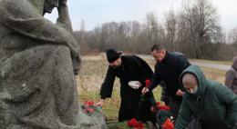 В Порховском районе почтили память жителей сгоревшей деревни Красуха