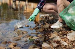 В июле добровольцы очистили от мусора 45 км береговой линии водных объектов Псковской области