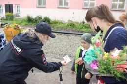 Сотрудники ГИБДД напомнили псковским школьникам о безопасности по пути в  учебное заведение