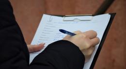 В Пскове специальная комиссия обследовала подъезды домов, где живут инвалиды