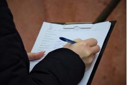 В Пскове специальная комиссия обследовала подъезды домов, где живут инвалиды