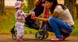 В автобусе №6 дверьми зажало коляску с ребенком