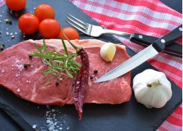 В России отмечено снижение продаж мясных продуктов во всех категориях: от птицы и свинины до колбасы и сосисок