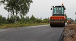Дорогу к поселку Дедовичи Псковской области ремонтируют по нацпроекту