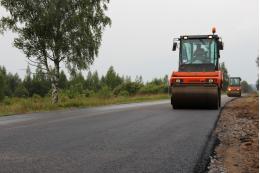 Дорогу к поселку Дедовичи Псковской области ремонтируют по нацпроекту