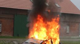 На улице Коммунальной в Пскове горел автомобиль