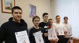 Ученики псковского лицея №4 пришли на помощь упавшей пожилой женщине