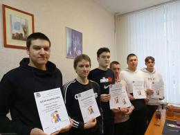 Ученики псковского лицея №4 пришли на помощь упавшей пожилой женщине