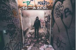 В Печорах полиция поймала подростков, нарисовавших свастику на здании