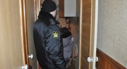 За долги по кредитам приставы продали квартиры двоих жителей Псковской области