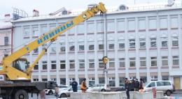 В Пскове начали устанавливать ёлку на Октябрьской площади