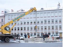 В Пскове начали устанавливать ёлку на Октябрьской площади