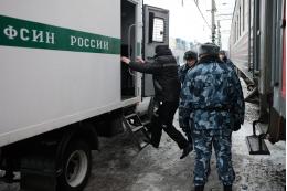 ФСИН поддержала инициативу отключать арестантам сотовую связь