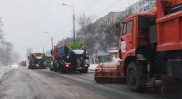 Около 50 единиц техники и 80 рабочих круглосуточно убирают Псков от снега