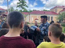 Псковские Росгвардейцы поздравили воспитанников Центра помощи детям, оставшимся без попечения родителей, с Международным днем защиты детей