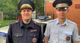 Капитан полиции Алексей Смирнов и лейтенант полиции Эдуард Коргачев помогли онкобольному пенсионеру добраться до больницы