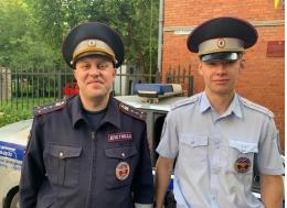 Капитан полиции Алексей Смирнов и лейтенант полиции Эдуард Коргачев помогли онкобольному пенсионеру добраться до больницы