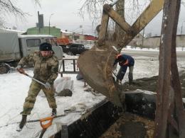 В Пскове начался монтаж памятника, посвященного подвигу бойцов НКВД и воинов-саперов