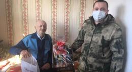 Росгвардейцы поздравили ветерана войск правопорядка с наступающим Днем Росгвардии