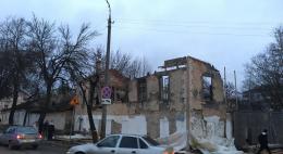 В Пскове от сильного ветра обрушился аварийный дом