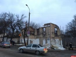 В Пскове от сильного ветра обрушился аварийный дом