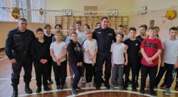Сотрудники ОМОН провели «Урок мужества» для псковских школьников