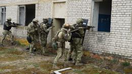 Псковский СОБР Росгвардии завершил комплексные занятия в полевых условиях