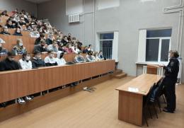 Дорожные полицейские провели для студентов семинар