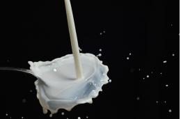 Разбавленную водой молочную продукцию нашли в псковских магазинах