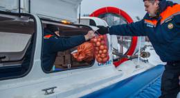 Спасатели доставили продукты на остров Залита в Псковском озере