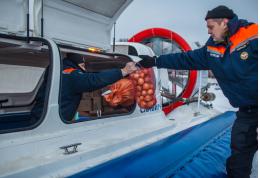 Спасатели доставили продукты на остров Залита в Псковском озере