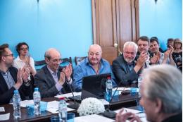 Народному артисту России, актеру Псковского академического театра Юрию Михайловичу Новохижину вручили высшую награду Союза — «Золотой знак СТД РФ»