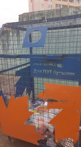 Псковичи возмущены неудобными контейнерами для непищевых отходов
