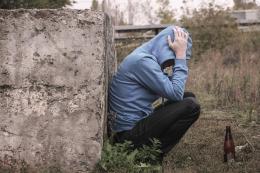 С наркоманией и алкогольной зависимостью на учете в Пскове стоит 382 человека  