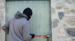 Полиция по «горячим следам» раскрыла кражу имущества пенсионерки в Печорах  