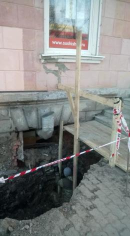 Глубина котлована и размер трещины на псковском доме напугали псковичей