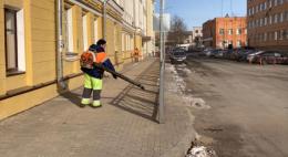 Более 30 работников и 16 единиц техники задействованы в круглосуточной уборке Пскова  