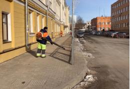 Более 30 работников и 16 единиц техники задействованы в круглосуточной уборке Пскова  
