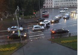 В Пскове у главпочтамта на зебре автомобиль сбил пешехода