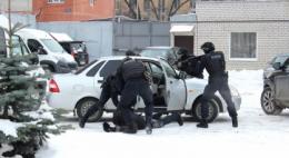 В Пскове двое фигурантов, обвиняемых в мошенничестве в отношении социально незащищенных граждан, помещены под домашний арест, их третий соучастник объявлен в розыск