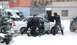 В Пскове двое фигурантов, обвиняемых в мошенничестве в отношении социально незащищенных граждан, помещены под домашний арест, их третий соучастник объявлен в розыск