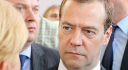 Постановление о повышении с 1 октября окладов работникам федеральных государственных органов, не состоящим на госслужбе, подписал Дмитрий Медведев
