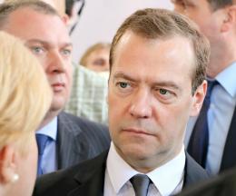 Постановление о повышении с 1 октября окладов работникам федеральных государственных органов, не состоящим на госслужбе, подписал Дмитрий Медведев