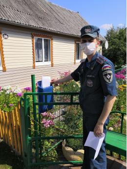 Жителей Локнянского района проинструктировали по мерам пожарной безопасности